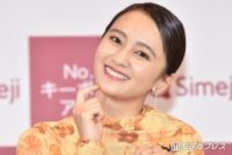 第1子出産発表の岡田結実、赤ちゃんとの2ショット初公開「お母さんの顔になってる」「お洋服も可愛い」と反響