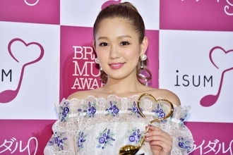西野カナ、ミニワンピ衣装ショットに絶賛の声「平成感が最高」「ヒョウ柄がいい」
