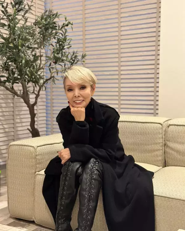 研ナオコ、兄夫婦と誕生日祝福 乾杯ショットに反響「ずっと仲良しで素敵」「おしゃれ」