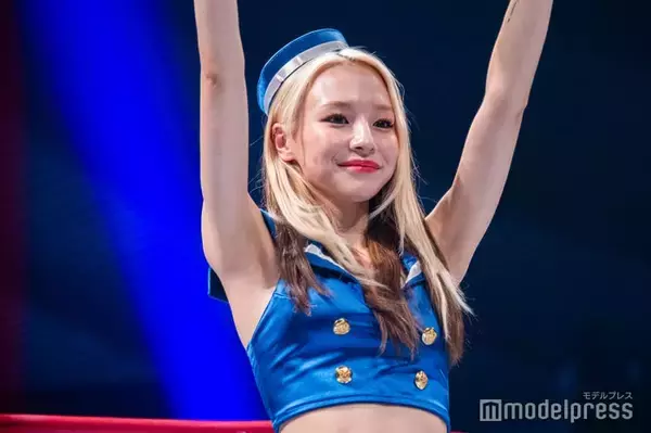 「ラヴ上等」Baby（鈴木ユリア）、初ラウンドガールで会場沸かす 抜群スタイル披露「光栄です」