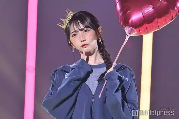 ≠ME谷崎早耶、美脚全開衣装オフショット公開 ヘアスタイルも紹介「MVではじめての髪型」