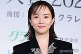 「比嘉愛未、黒タイツで脚線美披露「大人の魅力」「スラッとしてて圧巻」と反響」の画像1