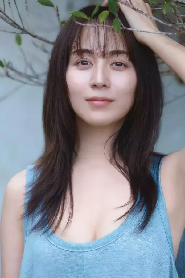 比嘉愛未「FRIDAY」初表紙＆巻頭グラビアで美肌輝く