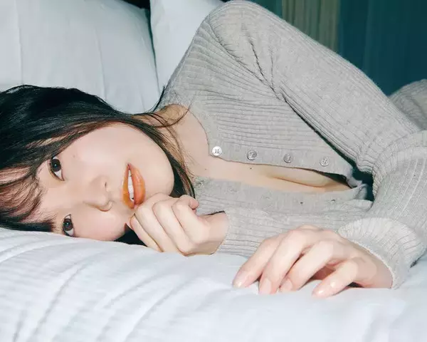 櫻坂46松田里奈、大人な魅力光るボディスーツ姿 1st写真集先行カット解禁【まつりの時間】