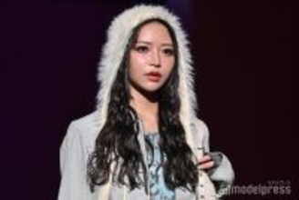 美人YouTuber、へそ出しオールブラックコーデ公開「引き締まった腹筋」「おしゃれ上級者」と反響