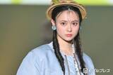 「“顔面重要文化財”AKB48センター伊藤百花、オフショルトップスから素肌際立つ「肌艶がすごい」「大人っぽい雰囲気」」の画像1