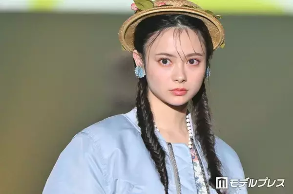 “顔面重要文化財”AKB48センター伊藤百花、オフショルトップスから素肌際立つ「肌艶がすごい」「大人っぽい雰囲気」
