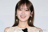 「元乃木坂46高山一実、ノースリ×ショート丈ボトムス姿 ベッド上での写真公開「大人な表情も素敵」「綺麗で可愛いのは反則」」の画像1
