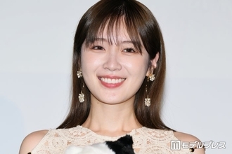 元乃木坂46高山一実、ノースリ×ショート丈ボトムス姿 ベッド上での写真公開「大人な表情も素敵」「綺麗で可愛いのは反則」