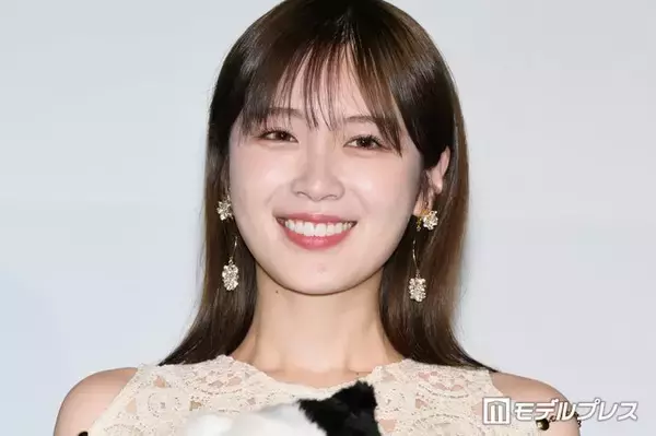 元乃木坂46高山一実、ノースリ×ショート丈ボトムス姿 ベッド上での写真公開「大人な表情も素敵」「綺麗で可愛いのは反則」