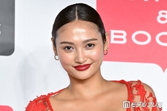 “驚異の10頭身”モデル・香川沙耶「森の中で誓い合う」夫とのウエディングフォトに反響「全部が絵になる」「マリアベールが綺麗」