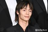 「窪田正孝、サングラスの写り込みショットが話題「思わぬ夫婦ショット」「奥さんだよね？」の声」の画像1