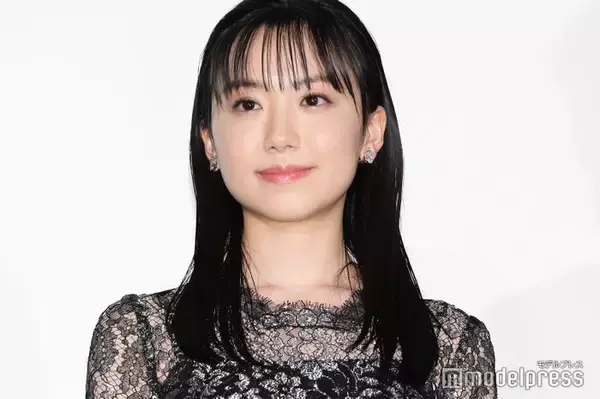 芦田愛菜、シースルードレスで登場 体当たりで演じた作品振り返る【果てしなきスカーレット】