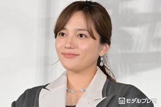第1子妊娠中の川口春奈、スリットロングスカート＆ジャケット姿で登場「孤独になりながらも葛藤していた時期もあった」1年前を振り返る【ママがもうこの世界にいなくても　私の命の日記】