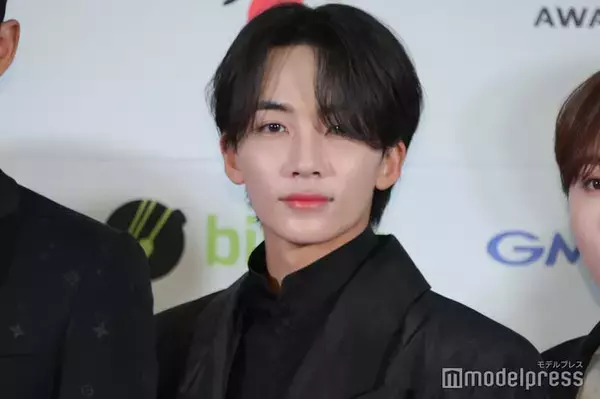 兵役中のSEVENTEENジョンハン、沖縄での写真に反響続々「びっくり」「オーラ溢れてる」