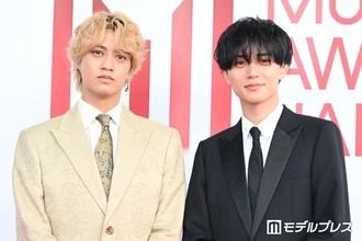 【MAJ2026】King ＆ Prince、メンカラ思わせる対照的なスーツ姿 レカペで歓声にも応える