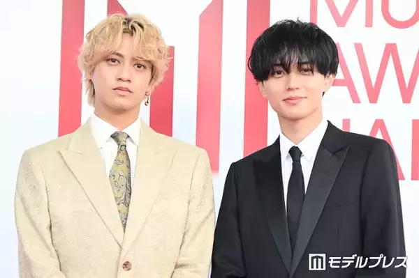 【MAJ2026】King ＆ Prince、メンカラ思わせる対照的なスーツ姿 レカペで歓声にも応える