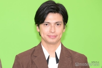 アレクサンダー、0歳次女が「パパそっくり」抱っこショットに反響続々