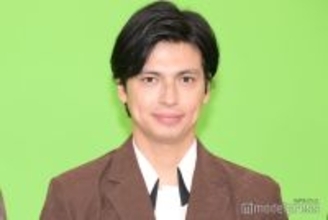 アレクサンダー、0歳次女が「パパそっくり」抱っこショットに反響続々