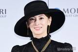 「北川景子、黒ドレス貴婦人姿で登場 年末年始の過ごし方・子供たちの楽しみ明かす」の画像1
