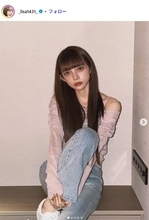 広島カープ小園海斗選手の妻・渡辺リサ、ボディライン際立つぴったりトップス姿「スタイル神すぎる」「お人形さんみたい」の声