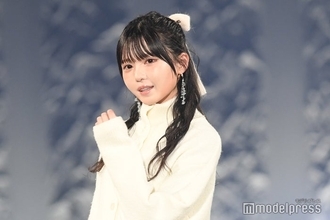 ≒JOY市原愛弓、美脚際立つ純白冬コーデ 萌え袖の"あざと可愛い"仕草にドキッ【サツコレ2025A/W】