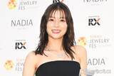 「芳根京子、クロップドトップスで美ウエストチラリ「眼福すぎる」「見惚れるほど綺麗」と反響」の画像1