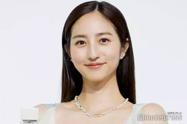 堀田茜、透け感スリットスカートで美脚のぞく「ドキッとした」「オーラが別格」と反響