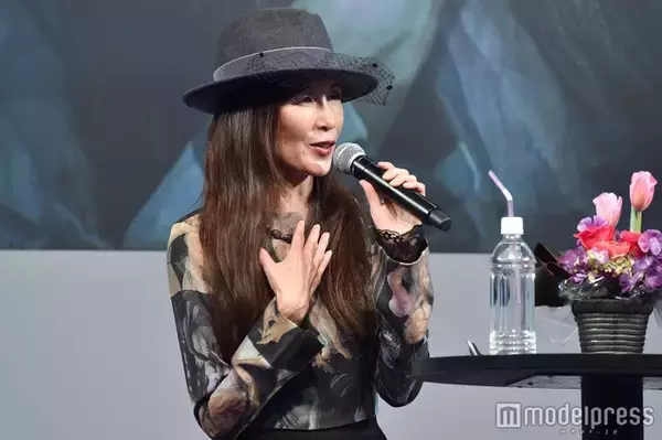 工藤静香、煮込み肉料理作りの様子公開「具が大きくて大胆」「キッチン綺麗」の声