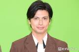 「川崎希の夫・アレクサンダー「めっちゃ照れてる」本田圭佑選手と握手する息子の姿公開「表情が可愛すぎる」「特別な思い出になりそう」の声」の画像1