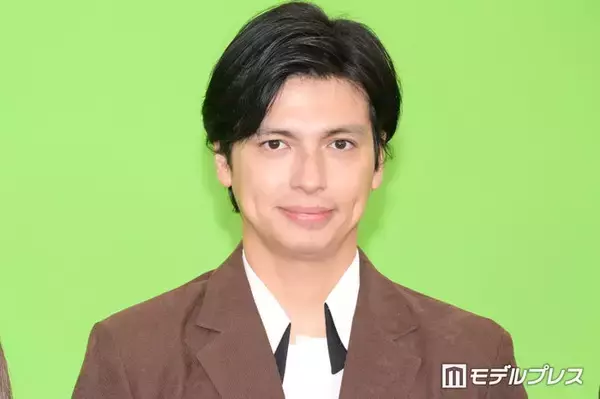 川崎希の夫・アレクサンダー「めっちゃ照れてる」本田圭佑選手と握手する息子の姿公開「表情が可愛すぎる」「特別な思い出になりそう」の声