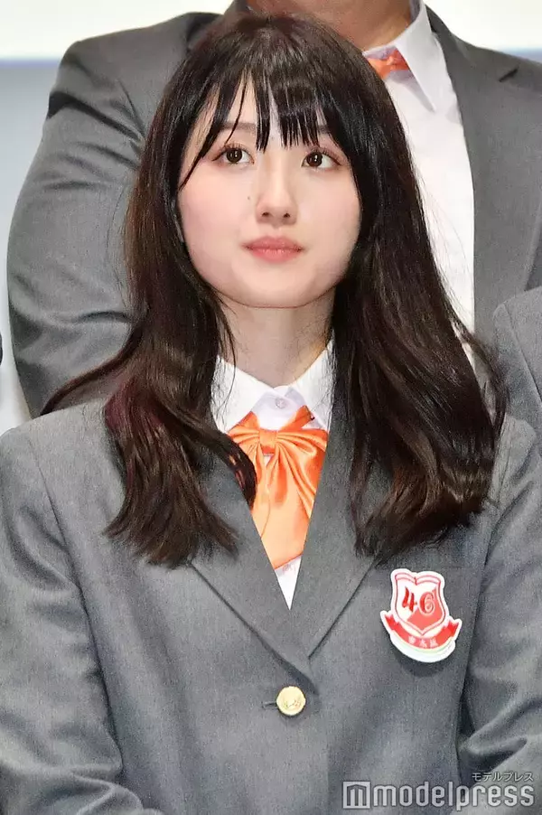 “可愛すぎる新喜劇女優”小寺真理、美脚際立つミニスカ×ハイソ姿にファン悶絶「脚のラインが綺麗」「上目遣いで彼女感満載」