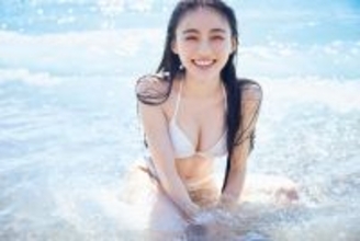 乃木坂46川崎桜、白ビキニ姿で無邪気な笑顔 1st写真集先行カット解禁【エチュード】
