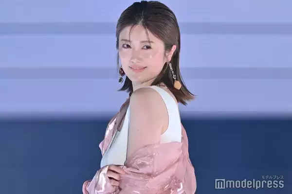 樋口日奈、美脚際立つミニスカオフショット「スタイル良すぎ」「どの角度も美しい」と反響