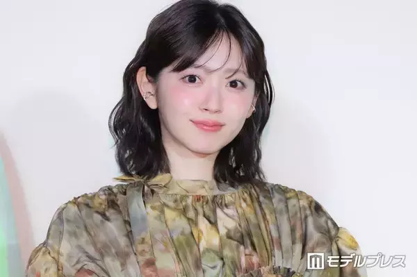 鈴木愛理、フリルミニスカから美脚スラリ「脚長すぎ」「骨格レベチ」とファン絶賛