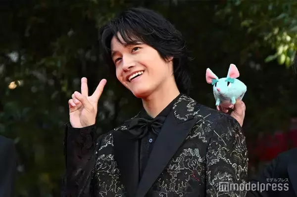 Aぇ! group佐野晶哉、レッドカーペットで次々ファンサ 個性派スーツ着こなす【第38回東京国際映画祭】