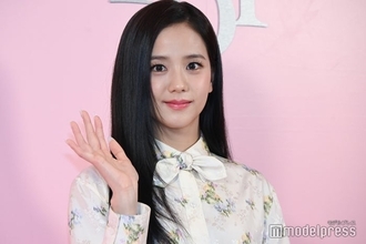 BLACKPINKジス、美脚際立つミニスカ姿 イベント降臨で圧巻オーラ放つ【ディオール アディクト キャンディ ショップ】