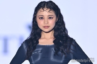 林芽亜里、美脚際立つミニ丈ボトムス身にまとい堂々ランウェイ 印象ガラリのウェービーヘアで新境地【TGC2026 S/S】