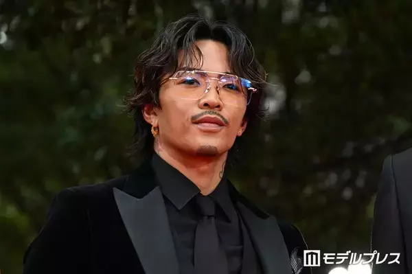 GENERATIONS数原龍友、現在＆幼少期ショット比較「同じポーズすぎる」「面影ある」と反響