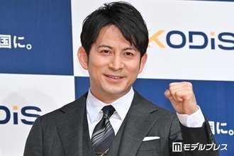 岡田准一、中島健人から「オカティと呼ばれるようになっていた」スーツ姿の密着2ショットに反響「距離感バグってる」「壁ドンの破壊力すごい」
