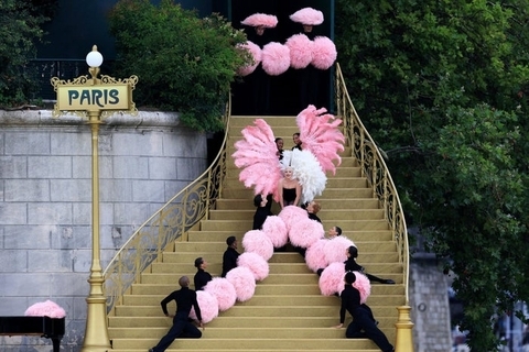 レディー・ガガ「パリ五輪」開会式幕開け飾る Dior衣装まとい登場