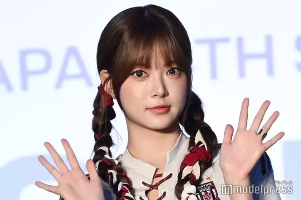 LE SSERAFIMウンチェ、美脚際立つミニスカ×網タイツ姿公開「完璧スタイル」「ビジュ最強」の声