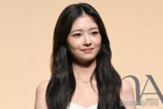 IVEレイ、ミニ丈トップス×ショーパンから引き締まったウエスト＆美脚際立つ「ビジュ最強」「理想のスタイル」の声