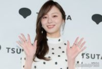 乃木坂46梅澤美波、大胆スリットワンピから美脚スラリ「美しすぎて目が釘付け」「オーラが半端ない」と反響
