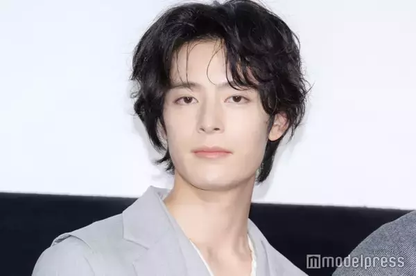 塩野瑛久「ダウンタイム」鼻テーピング＆ぱっちり二重のドラマオフショット公開「再現度すごい」「可愛すぎ」と反響