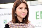 「川島海荷「大好きなディズニー映画をイメージ」結婚式お色直しドレスでの夫婦ショットに反響「体格差にキュン」「リアルプリンセス」」の画像1