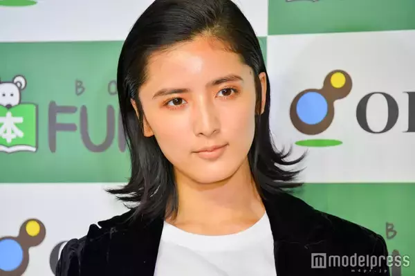 藤井萩花、ソファでくつろぐ親子ショット公開「仲の良さが伝わる」「オフ感たっぷりで癒される」の声