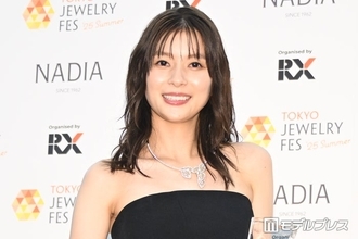 芳根京子、オーバーサイズジャケットから美脚チラリ「スタイル抜群」「シックでおしゃれ」と反響