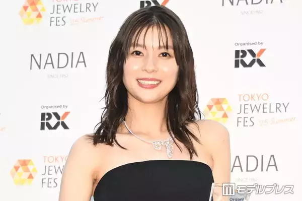 芳根京子、オーバーサイズジャケットから美脚チラリ「スタイル抜群」「シックでおしゃれ」と反響