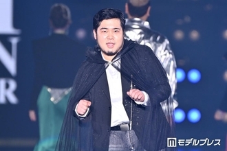 令和ロマン・松井ケムリ、レースマント姿でシークレット登場 終始笑顔でお手振り【関コレ2026S/S】